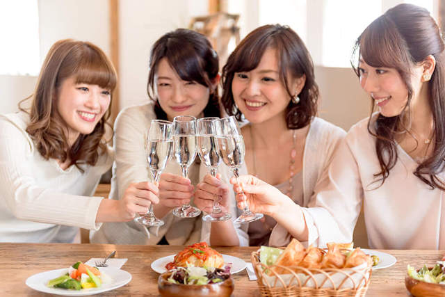 飲み会でモテる女性には理由があった したたかな女性たちが実践している 飲み会アピール術 8選 Dressing ドレッシング