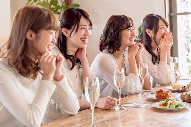 飲み会でモテる女性には理由があった したたかな女性たちが実践している 飲み会アピール術 8選 Dressing ドレッシング