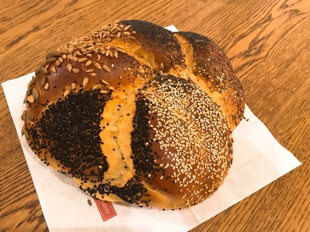 ユダヤ系のお菓子「ルガラック」や、編みパン「ハラー」も必食