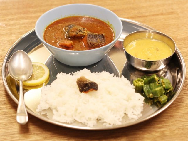 季節や気分で変化するこわだりの「しゃけカレー」