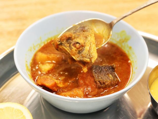 季節や気分で変化するこわだりの「しゃけカレー」