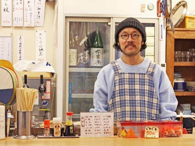 立ち飲みスタイルが心地よい。スタンドで絶品の鮭料理と酒に舌鼓