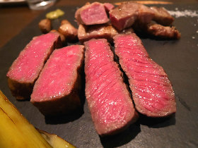 肉本来の旨みを堪能!有名人も足しげく通う「厚切り肉」が楽しめる店まとめ