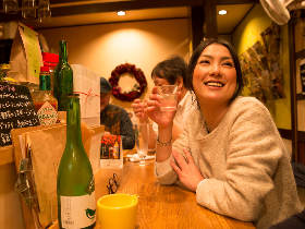 【福岡の酒場美女のいきつけは?】日本酒バーの美人店長にきいた、週5で通いたくなる春吉界隈はしご酒5軒
