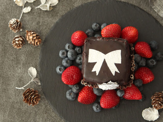 誕生日や記念日に ケーキ型がなくても作れる プレゼント風ケーキ の簡単レシピ Dressing ドレッシング