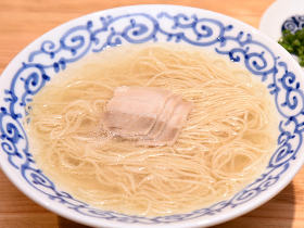 淡麗系「豚骨ラーメン」が博多中洲を席巻! 博多の名店『支那そば 月や』による新業態『豚そば 月や』