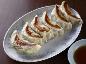 シェフにも愛される“菜汁”たっぷりな「焼き餃子」! 中目黒で35年以上続く中華料理屋『高伸』