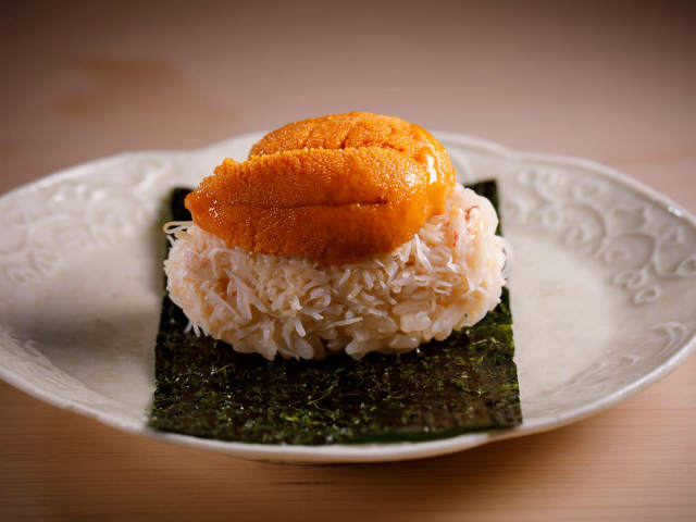 広尾 江戸前寿司の 鮨 在 は新たな 鮨伝説 を作る予感 神技の味 カニとウニの海苔巻き は必食 Dressing ドレッシング