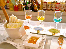 極上ソフトクリームにお酒の宝石リキュールをかけるデザートが話題! 青山「お酒とアイスクリーム」の新店