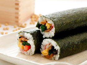 なぜ節分に「恵方巻き」を食べるのか? 全国に広まった理由は? 恵方巻きのルーツとおいしい作り方