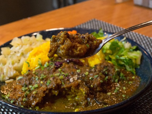 スパイス薫るカレーと、山盛りの惣菜