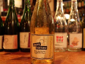 飲めるのは日本かフランスだけ? オーヴェルニュ地方で造られる自然派ワインの一つの終着点