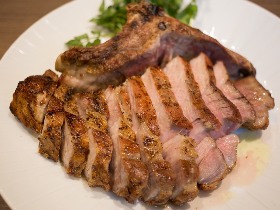 ど迫力Lボーンステーキをお手頃価格で食べられる! 赤坂で人気の2号店が、表参道にオープン