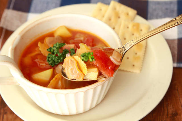 トマトベースのスープに魚介のうまみがたっぷり！「マンハッタン風クラムチャウダー」