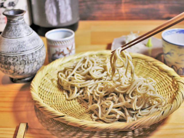 おひとり様の昼飲みも歓迎 日本各地のそばと厳選した地酒が味わえる そばと酒 えもり Dressing ドレッシング