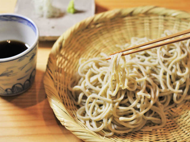 おひとり様の昼飲みも歓迎 日本各地のそばと厳選した地酒が味わえる そばと酒 えもり Dressing ドレッシング