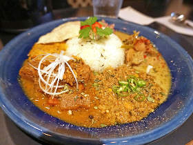 スパイスカレーの新星誕生!『旧ヤム邸』出身の『創作カレーMANOS』が目指す“楽しいカレー”