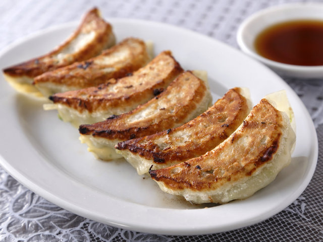 こだわり抜かれた 餃子 に餃子好き芸人も感動 中目黒で30年以上続く 愛され町中華 宝来 Dressing ドレッシング