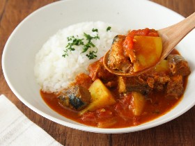 「サバみそ煮缶」が万能すぎる!サバカレー・サバ炒飯など定番メニューが簡単激うま!なレシピ5選