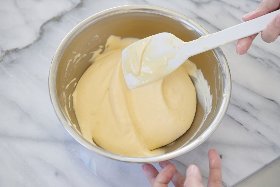 ・ボウルを回しつつ下から生地をすくいあげるように混ぜる。油脂と合わせると泡が消えやすくなるため、混ぜすぎないこと。
