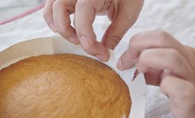 ・生地より上に飛び出しているわら半紙は、スポンジ生地の高さまで縦に裂く。