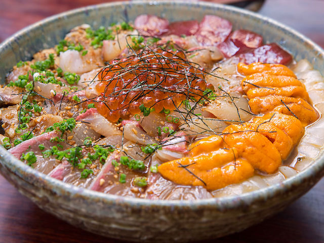 福岡ではしご酒 シメにいただくべき悶絶メニュー スペシャル海鮮丼の奥深さとは Dressing ドレッシング