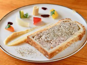 フレンチ総菜と串カツで大人気! シャルキュトリーを愛するシェフによる本気の「パテ」が絶品すぎる