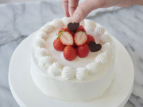意外と簡単! 生クリームの塗り方・デコレーション術を洋菓子研究家が伝授【イチゴのショートケーキ】