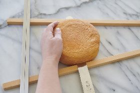 ・切り始めと切り終わりの高さが水平かどうか確認しながら切る。<br>・生地は押さえつけすぎないこと。
