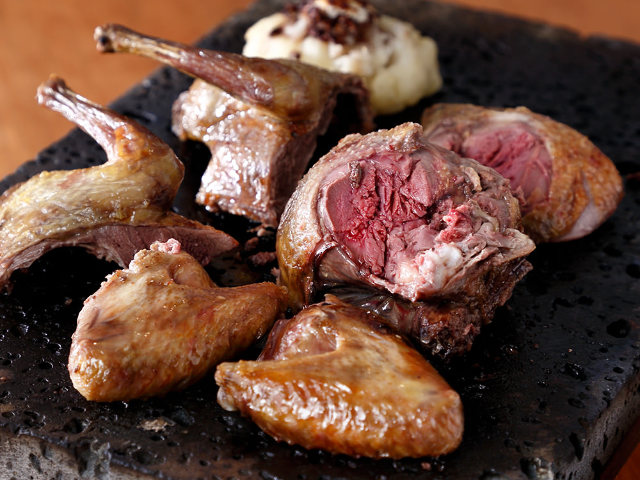 鳩肉専門店 が赤坂に誕生 マニアックな美味に酔いしれる 鳩肉屋 で濃厚ジューシーな鳩肉を堪能すべし Dressing ドレッシング