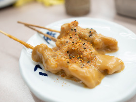 愛と人情の街「大阪・西成」でハシゴ酒。串揚げや寿司など、安くておいしい3軒を朝から巡る
