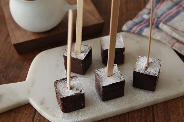 ミルクに溶かしてとろ〜り。簡単「ホットチョコスティック」の作り方の画像