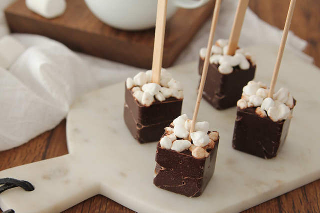 ミルクに溶かしてとろ〜り。簡単「ホットチョコスティック」の作り方の画像