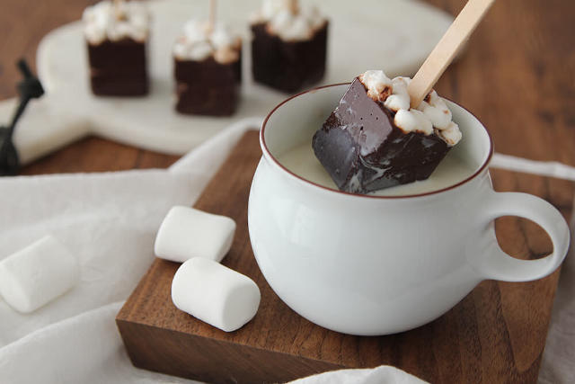 ミルクに溶かしてとろ〜り。簡単「ホットチョコスティック」の作り方の画像