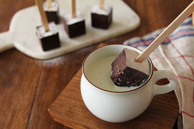 ミルクに溶かしてとろ〜り。簡単「ホットチョコスティック」の作り方の画像