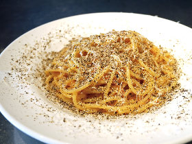 「濃厚カルボナーラ」に香り高~い黒コショウを50振り!絶品すぎるパスタにツウも唸る、隠れ家イタリアン
