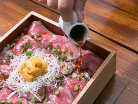 肉&ウニ&甘辛いタレ=NYスタイル! こだわり和牛創作料理のとろけるウマさにリピート確実