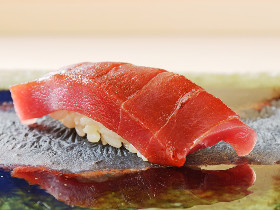 京を代表する「鮨店」の予感…! 名割烹『祇園 さゝ木』で腕を磨いた、若き天才による『鮨 楽味』