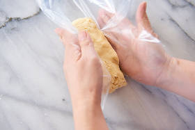 ・クッキー生地には直接触らず、ギターシートの上からまとめていく。ラップでもOKだが、ギターシートの方が表面にシワができにくいため、綺麗に仕上がる。<br><br>・生地内のバターが溶けないよう、触りすぎに注意。