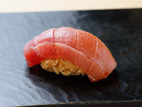 銀座で「赤酢の鮨」ならここ! うまみたっぷり「将太のデカシャリ握り」が昼から味わえる『鮨とかみ』