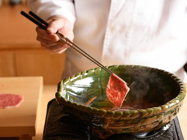 鍋は信楽焼の重鎮・中川一辺陶に特注