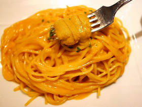 ウニを思いっきり食べられる幸せ! 濃厚なウニのトマトクリームパスタを体験できる贅沢イタリアン