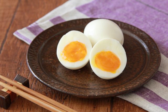 鶏ガラのうまみが卵のおいしさを引き立てる「白い煮卵・鶏ガラスープ味」