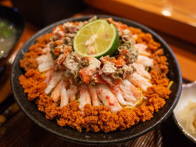 冬の味覚「香箱ガニ」を味わい尽くせる「至福の幸箱丼」! 能登でたどり着いた究極の店『寿司吉』