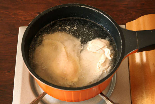 ５時間煮込みました!? 鶏肉の旨みを最大限ひきだす「博多風水炊き」の作り方の画像