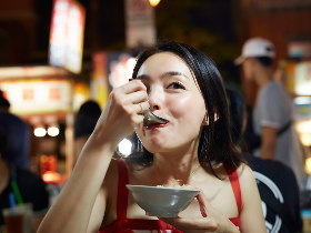 旅先でしか味わえない「屋台グルメ」が大人気! 夏の終わりに挑戦したい冒険グルメ調査【男女200人】