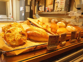 パン屋なのに夜だけ営業、しかも行列! 大人気カフェにもパンを卸す実力派のパン屋とは?