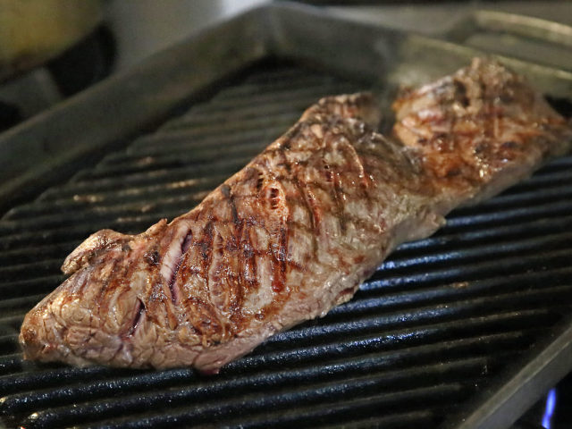 うまみがジュワっと溢れる肉料理は、マストオーダー！