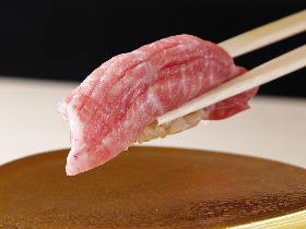 あの『銀座おのでら』が回転寿司と立ち食い鮨の店を同時オープン! ミシュラン掲載店の寿司をカジュアルに