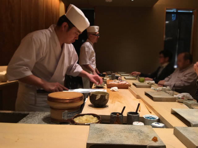 稚鮎の天ぷら、能登のもずく…握りへの期待高まる肴が魅力の鮨店を訪れる